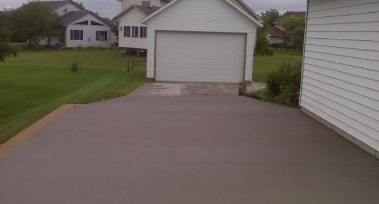 aarons_driveway_to_shed.jpeg
